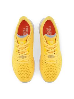 New Balance - Men Yellow Tempo V2 Running Shoes