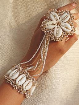 Label Pooja Rohra - Gold Ira Hath Phool