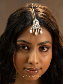 Label Pooja Rohra - Silver Swara Maangtika