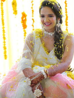Label Pooja Rohra - White Morgan Necklace