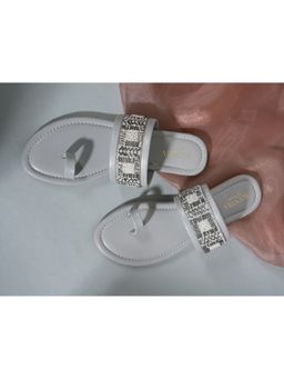 SCENTRA - Zarina Grey Kolhapuris