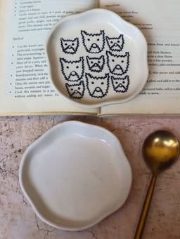 WEAVING HOMES - Cats & White Handmade Dessert Plate (Set of 2)