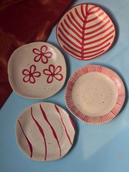 WEAVING HOMES - Red & White Quarter Plate (Set of 4)