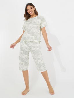 Styli Elevate - Women Green All Over Print T-Shirt With Capri