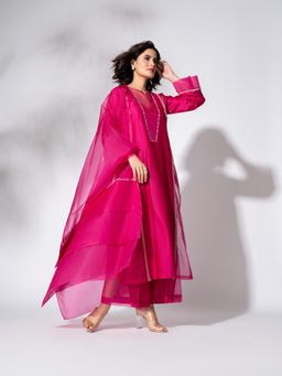 THE AARYA - Fuchsia Pink Handwoven Chanderi And Organza Embroidered Kurta (Set of 4)