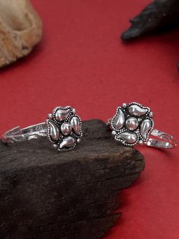 Praavy - 925 Oxidised Silver Twist Flower Adjustable Toe Ring