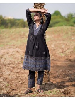 Chidiyaa - Black Pure Cotton Floral Block Print Kurta with Pant