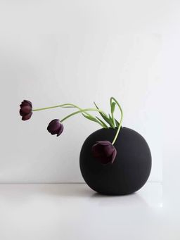 PUREZENTO - Cooee Vase In Color Black