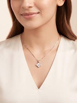 925 SILLER - Radiant Four-Leaf Pearl Necklace