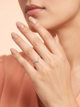 925 SILLER - Delicate Silver Diamond-Style Chevron Ring
