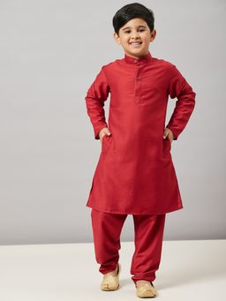 Stylo Bug - Solid Collar Neck Full Sleeves Knee Length Ethnic Wear Kurta with Pyjama -Maroon