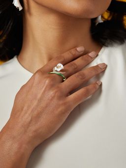 MISS JO - Calla Lily Silver Cocktail Ring In White Size