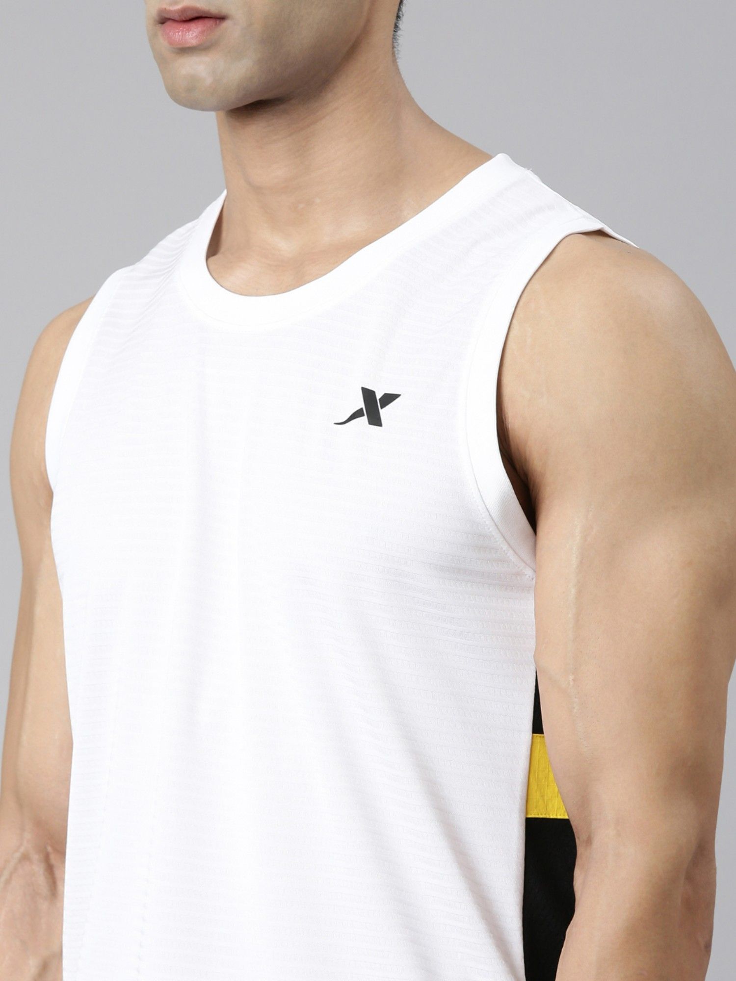 efu EATHER SLEEVELESS TOP ホワイトF Buy FUAARK Compression Sleeveless Tank - Innerwear Vests for Men