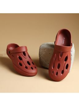 Chupps - Men Maroon Clogs