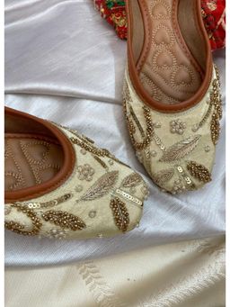 Desi Colour - Handwork Dabka Yellow Juttis