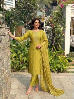 Gahan - Green Embroidered Silk Blend Straight Kurta with Sequinned Dupatta