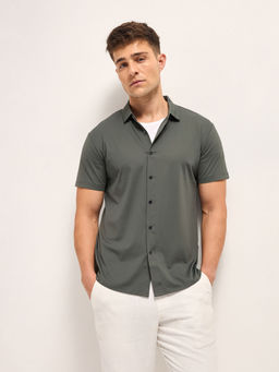 The Bear House - Solid Slim Fit Water Repellent Performance Green Shirt