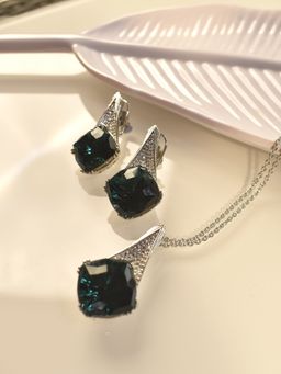 Peach Tassels - Green Pendant Set Stone