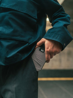 DailyObjects - Unisex Light Grey Pulse Card