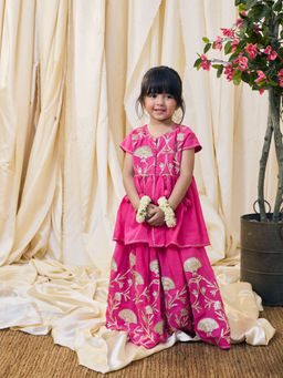 Fayon Kids - Magenta Cotton Round Neck Embroidered Kurta With Lehenga
