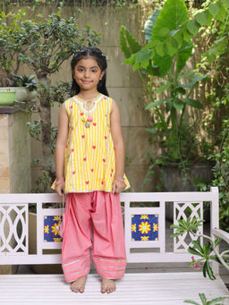 Fayon Kids - Yellow Cotton Tie Up Neck Printed Kurta With Pant