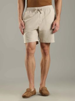 Tommy Hilfiger - Men Light Beige Regular Fit Solid Mid Rise Shorts