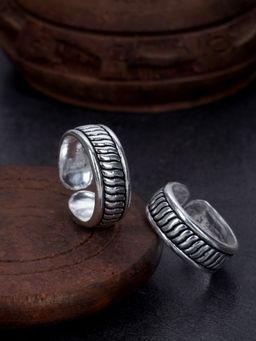 Praavy - 925 Oxidised Silver and Black Curved Bar Adjustable Toe Ring