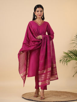 Janasya - Women Magenta Cotton Blend Solid Straight Kurta With Pant & Dupatta