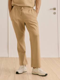 Andamen - Men Beige Cotton Stretch Relaxed Fit Trackpant