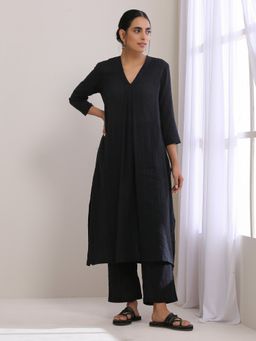trueBrowns - Black Dobby Neck Pleat Kurta Pant (Set of 2)