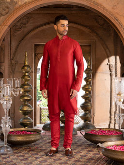 Chhavvi Aggarwal - Men Maroon Solid Kurta (Set of 2)