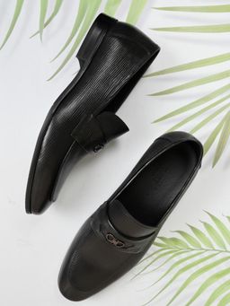 Cobblerz - Men Black Textured Formal Loafers