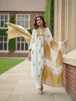 Varanga - Women White Floral Printed Kurta with Pant and Dupatta