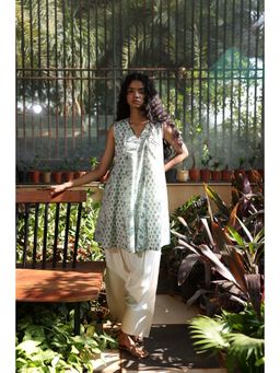 Anuvas - Women Light Blue Floral Printed Kurti with Pant