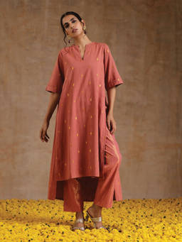 trueBrowns - Coral Blush Gold Cotton Relax High Low Kurta & Pants (Set of 2)