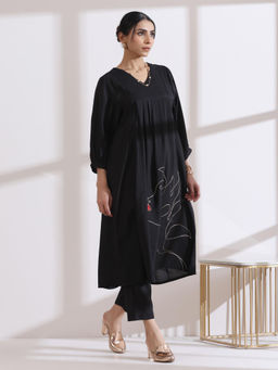 Swtantra - Airskin Black Girl Embroidery Black Kurta