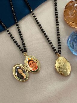 Digital Dress Room - Gold Small Oval Shape Photo Frame Mangalsutra