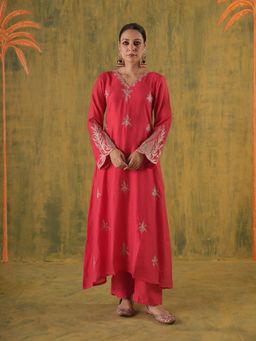 ONEWE INDIA - Rani Indumati Pink Aari Embroidery Chanderi Kurta and Pant with Dupatta (Set of 3)