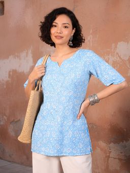 Gahan - Women Blue Printed Straight Short Kurti