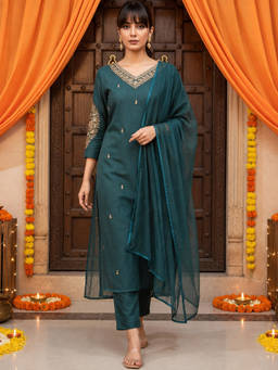 Aaghnya - Green Embroidered V-Neck Kurta Pant with Dupatta