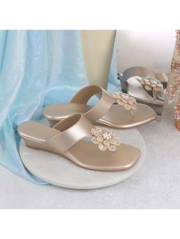 Mochi - Women Silver Wedges
