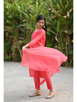 RANGREZA ETHNIC - Red Chanderi Round Neck Kurta with Pant and Dupatta (Set of 3)