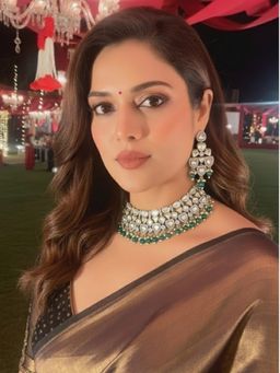 Auraa Trends - Diamond and Emerald Jewellery Set