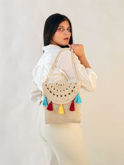 ITIHASIKALA - Women Crochet Beach Sling Bag - Off White