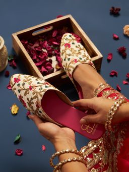 GLAM STORY - Bela Women Ivory Embroidered Ethnic Mules