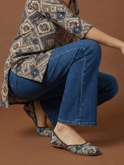 Women Juttis Brown