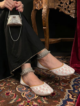JODYHUB - Women White Juttis