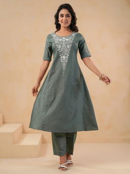 SPAN - Green A-Line Embroidered Kurta With Pant