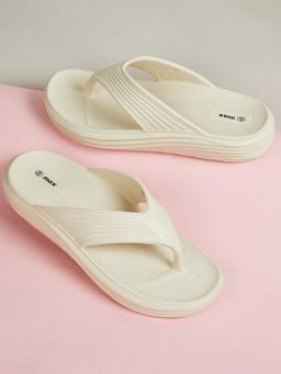 max - Men Cream Textured Flipflops