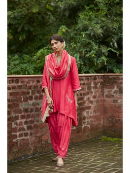 Vashisht Guru Dutt - Coral Embroidered Flowy Kurta with Salwar and Dupatta (Set of 3)